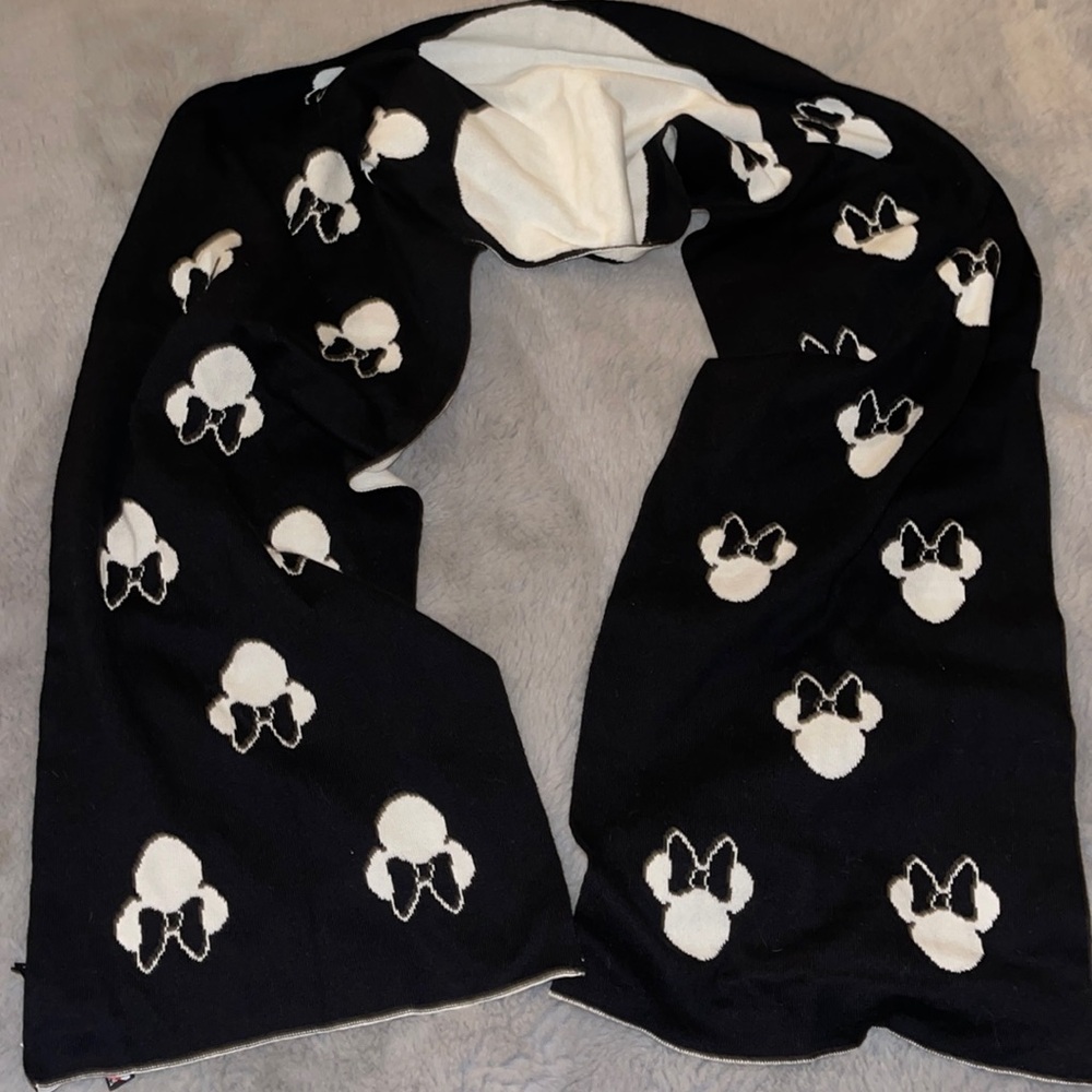 Forever 21 Twist Disney Reversible Minnie Mouse Scarf